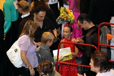 Алексей Сильде дает автографы юным танцорам